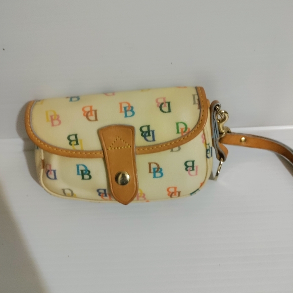 Dooney & Bourke Handbags - 90’s VINTAGE DOONEY & BOURKE wristlet.